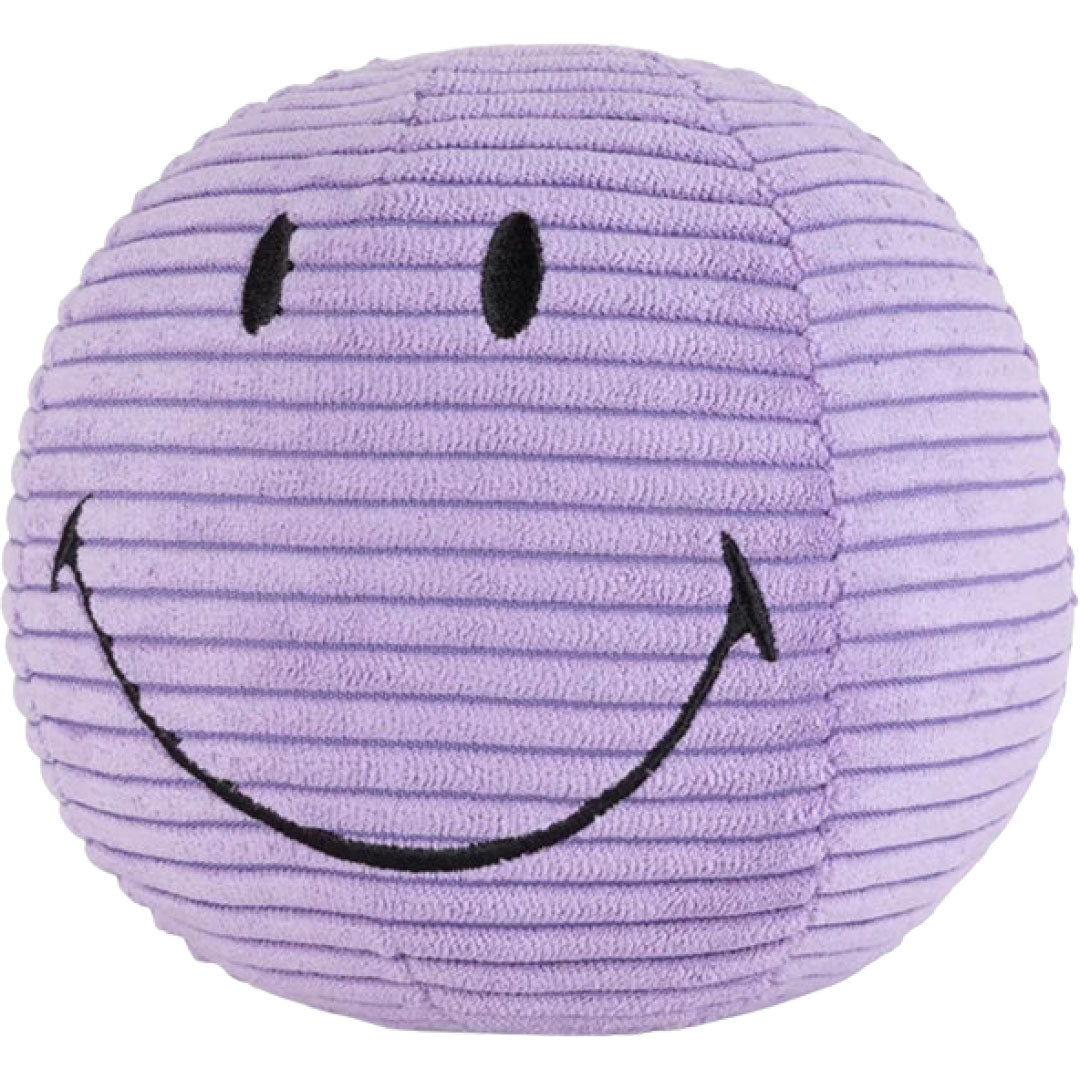 Bon ton toys paarse corduroy knuffelbal met smileygezicht, schuin van voren.