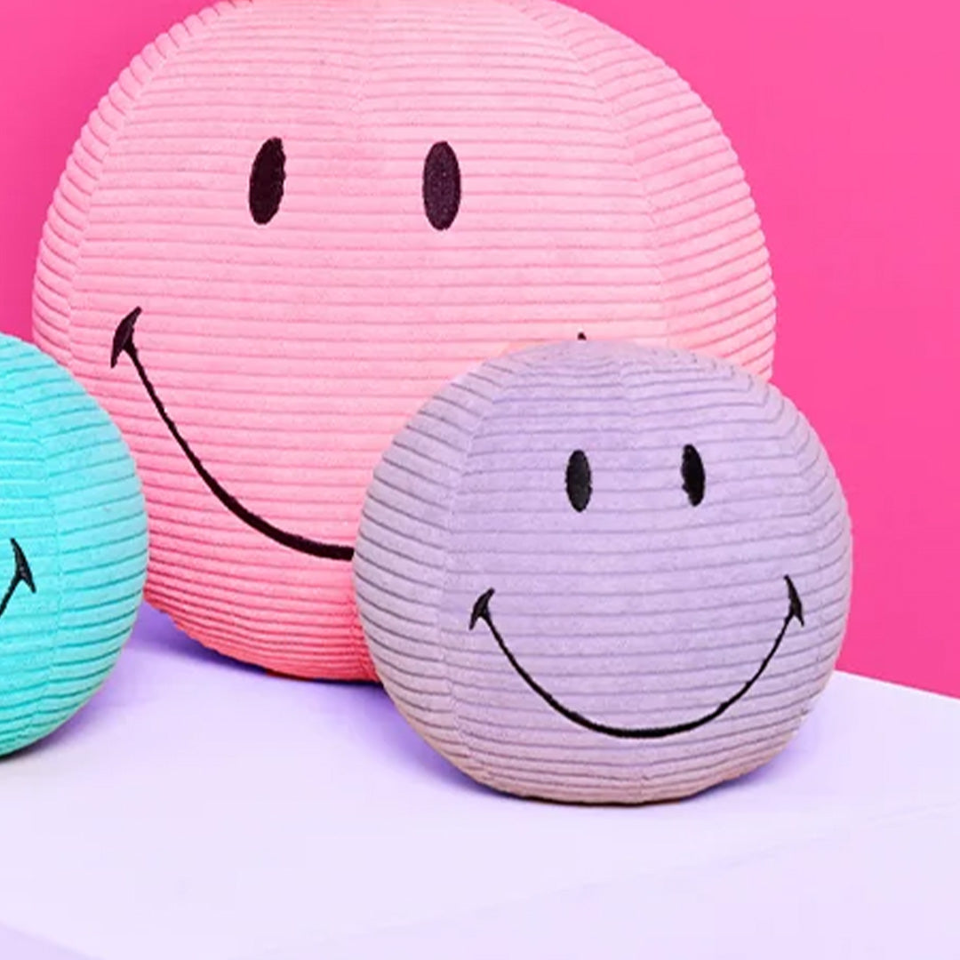 Collectie bon ton toys corduroy knuffelballen met smileygezicht in roze, paars en turquoise.