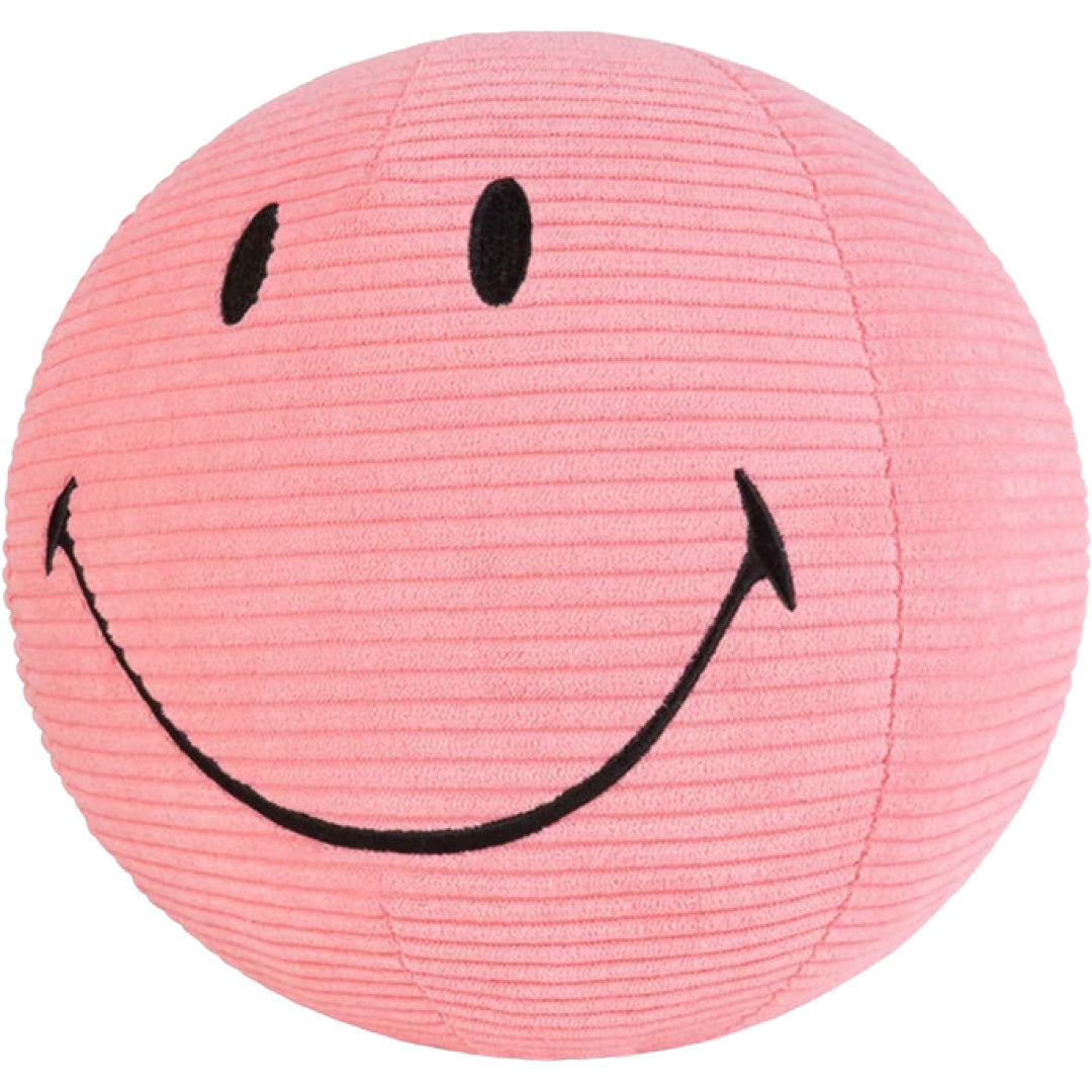 bon ton toys roze corduroy knuffelbal met een zwarte smileygezicht, schuin van voren.