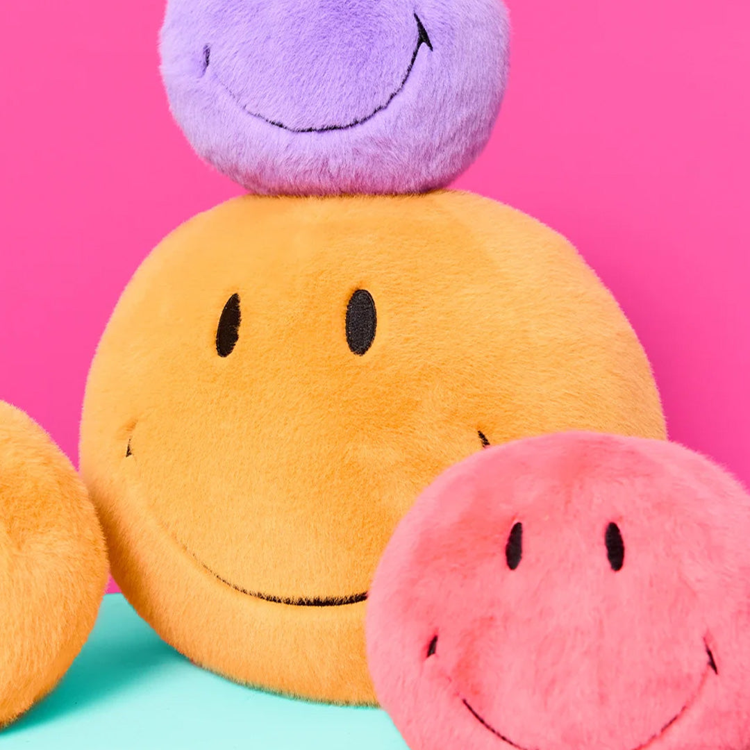 bon ton toys collectie van pluchen knuffelballen met smiley gezichten in verschillende kleuren.