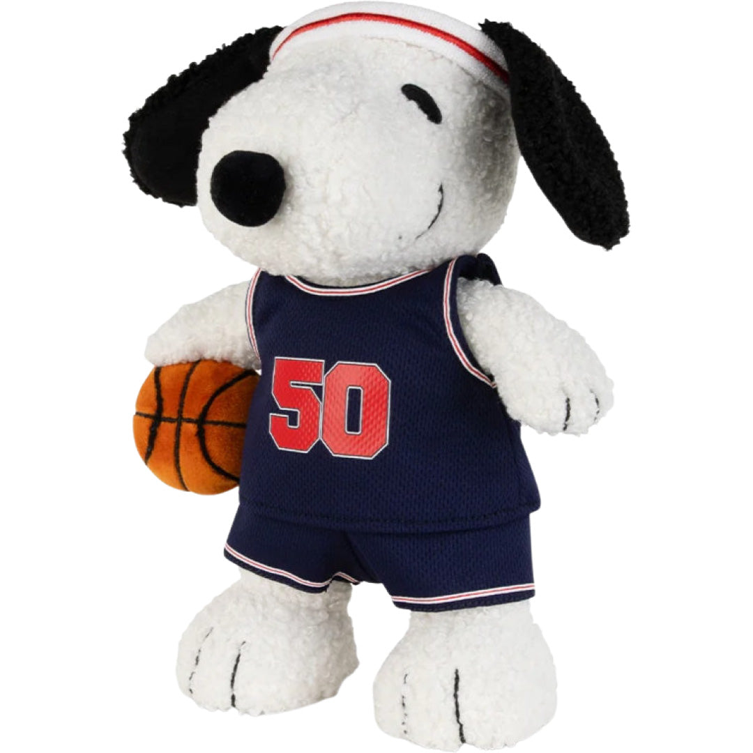 Bon ton toys pluchen knuffelhond Snoopy in basketbaltenue met nummer 50 en een basketbal.