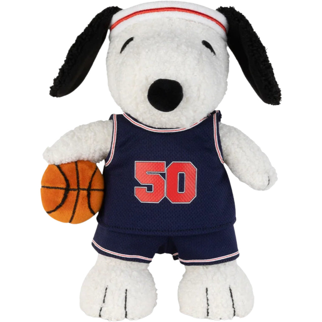 Bon ton toys pluchen knuffelhond Snoopy met open mond in basketbaltenue met nummer 50 en een basketbal.