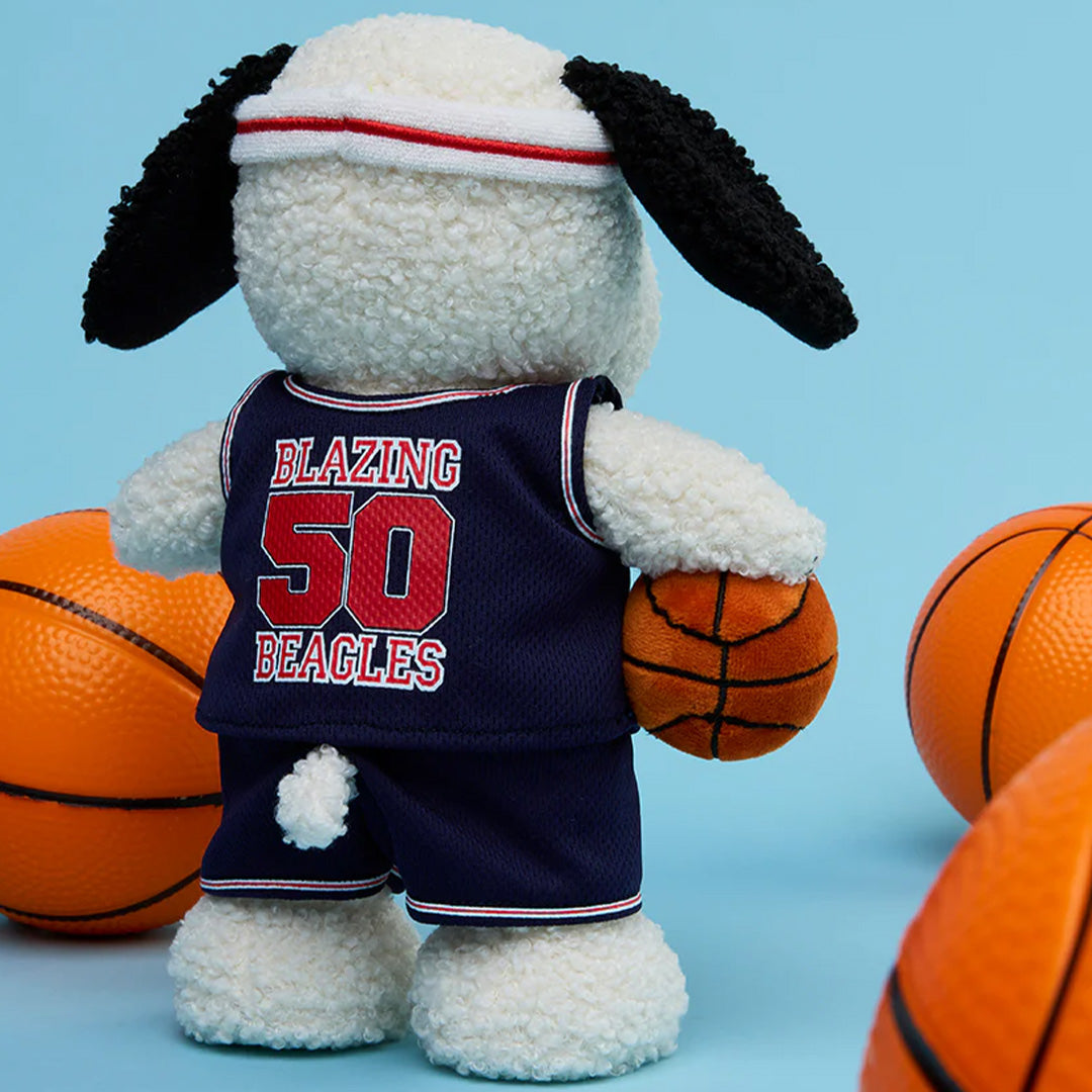 De achterkant van de bon ton toys pluchen knuffelhond Snoopy in basketbaltenue met 'Blazing 50 Beagles' en een basketbal.