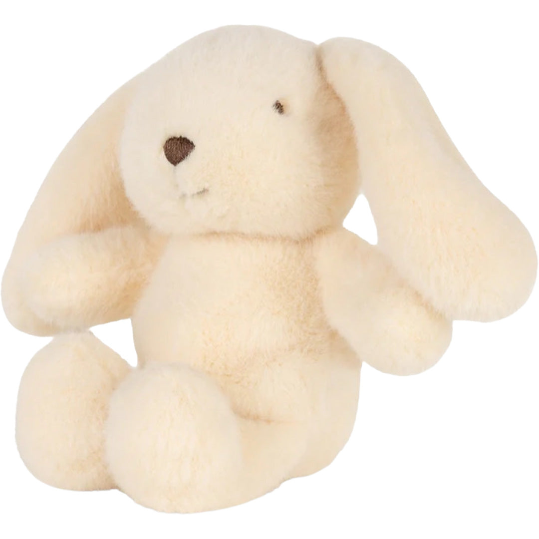 Bon ton toys geel pluchen knuffelkonijn met lange oren, zittend en schuin gefotografeerd.