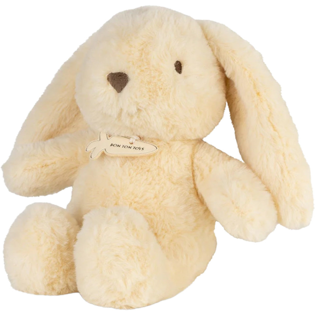 Bon ton toys geel pluchen knuffelkonijn met lange oren en een hartvormige neus, schuin van voren gefotografeerd.