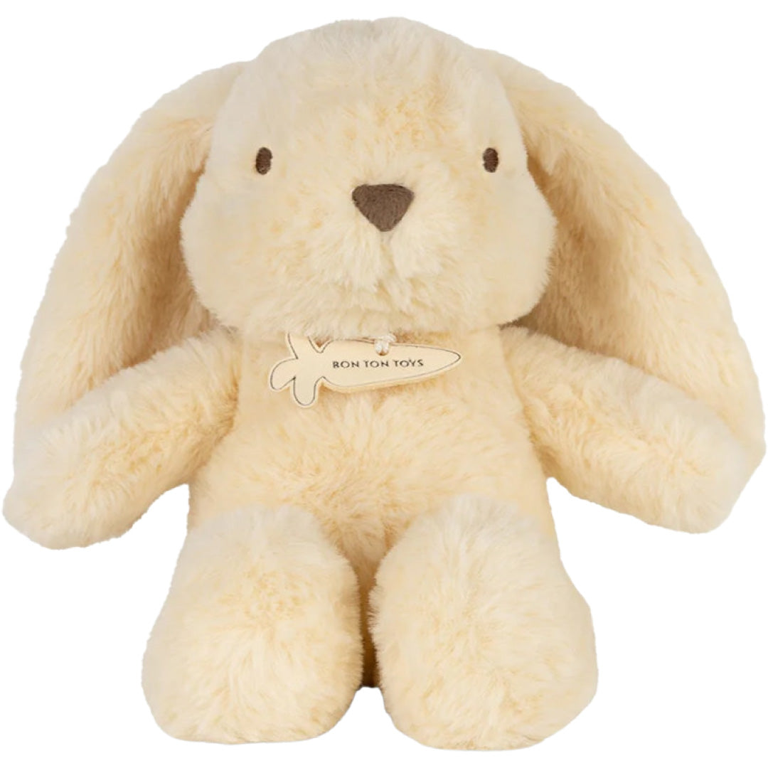 Bon ton toys geel pluchen knuffelkonijn met lange oren en een hartvormige neus, recht van voren gefotografeerd.