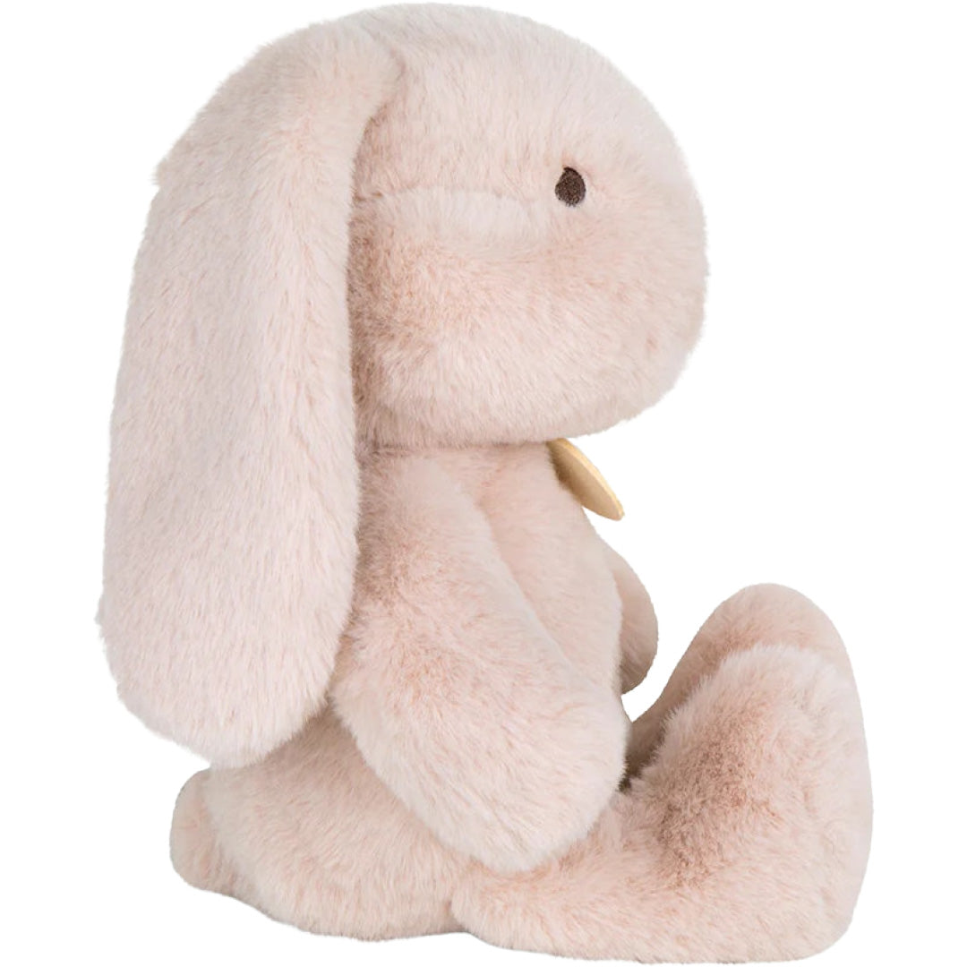 Bon Ton Toys pluchen knuffelkonijn in lichtroze, zittend en van de linkerkant gezien.