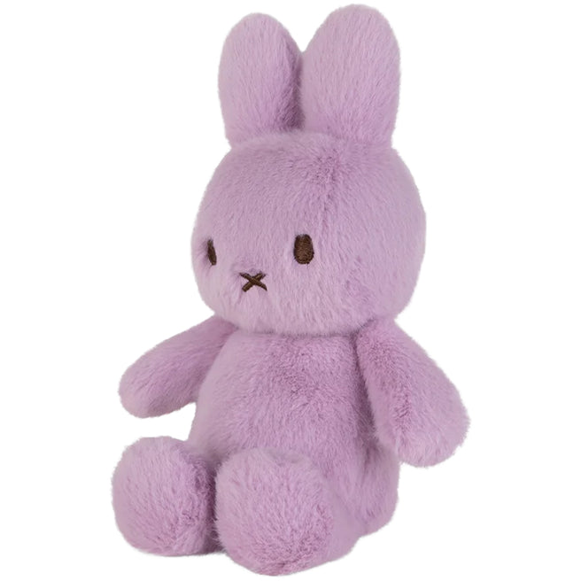 Bon ton toys paars Miffy knuffelkonijn, schuin van voren gezien.