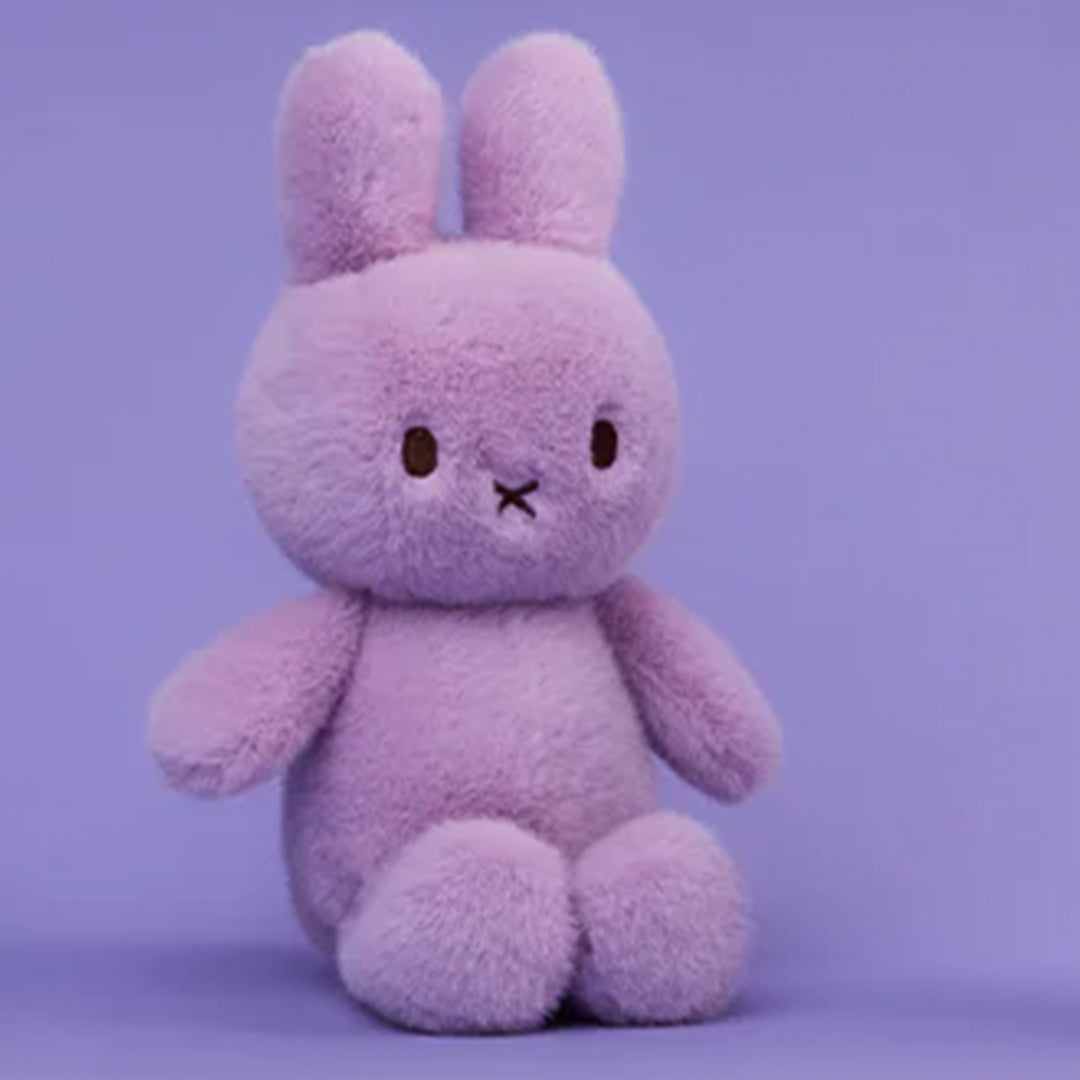 Bon ton toys paars Miffy knuffelkonijn op een paarse achtergrond.