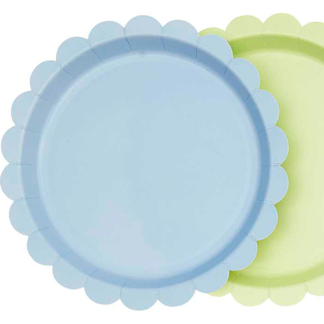 Detail van twee Rico Design papieren feestborden met geschulpte randen, in lichtblauw en lichtgroen.