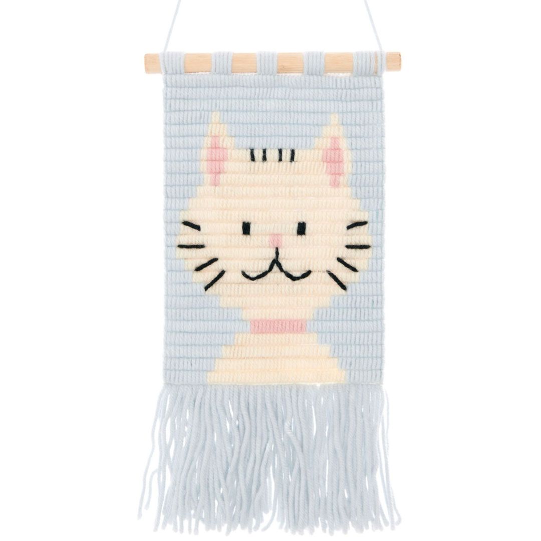 Rico Design geborduurde muurhanger met een kattengezicht, hangend aan een houten stok, met franjes aan de onderkant.