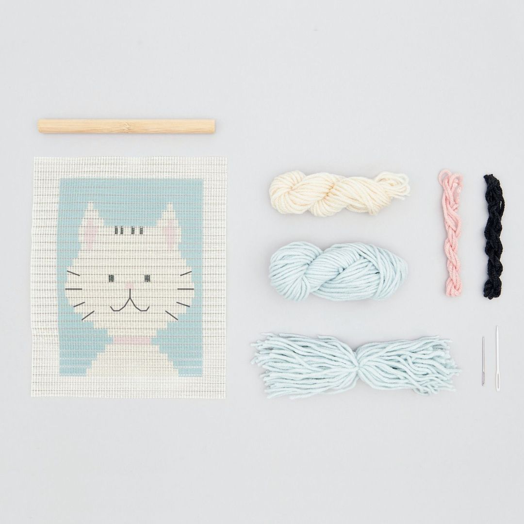 Rico Design borduurpakket voor een kattenmuurhanger, met een voorbedrukt canvas, garen in verschillende kleuren, een houten stok en naalden.