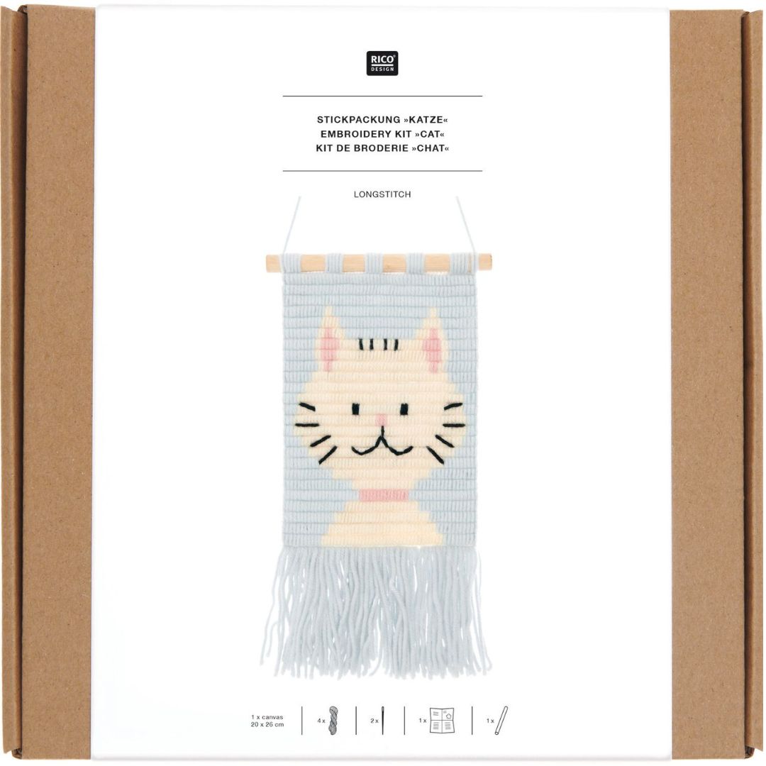 Verpakking van het Rico Design borduurpakket voor een kattenmuurhanger, met een afbeelding van het eindresultaat.