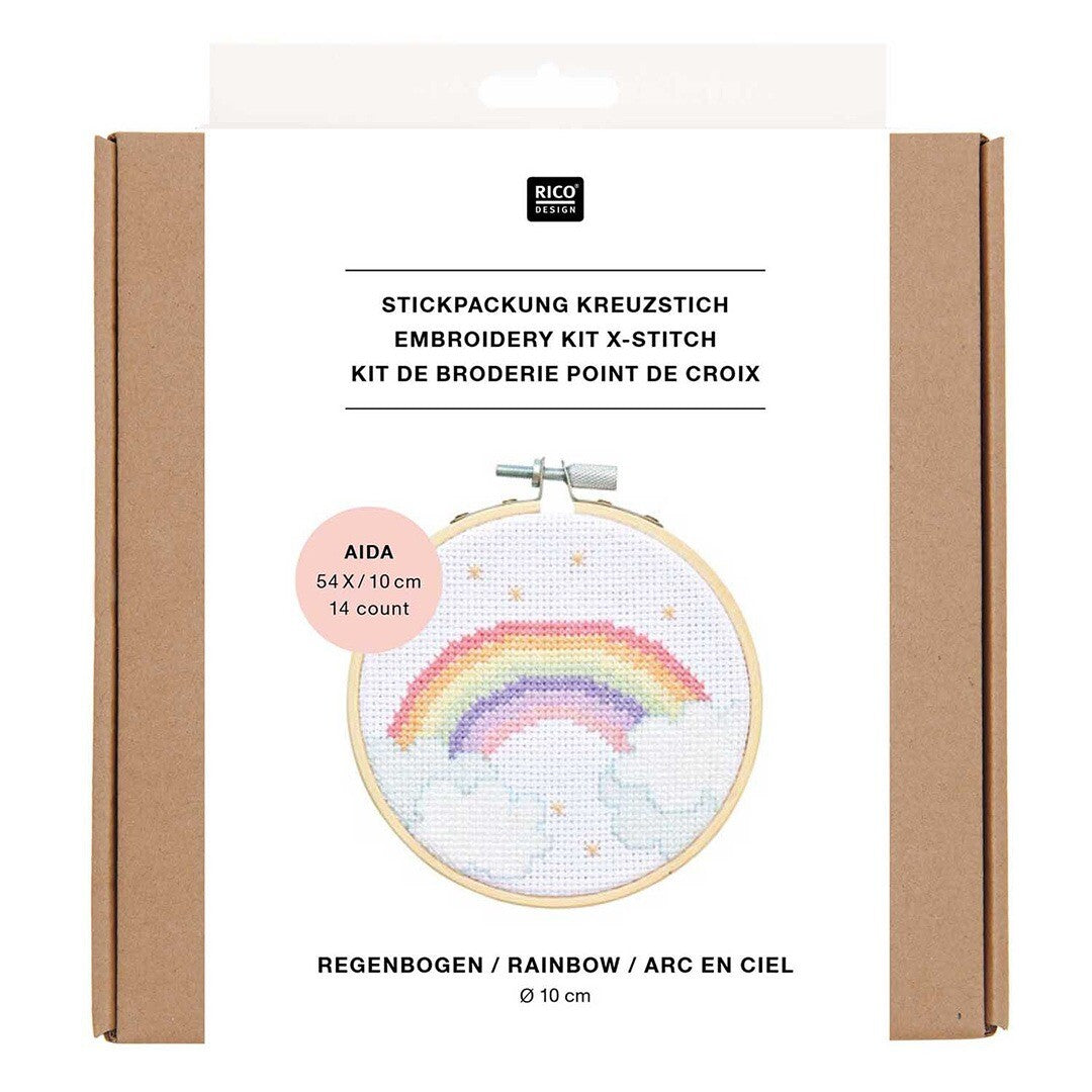 De verpakking van het Rico Design kruissteek borduurpakket met een afbeelding van de regenboog en sterren.