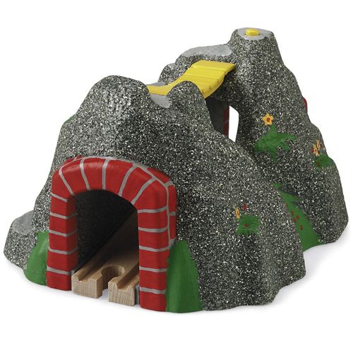 Brio treintunnel in de vorm van een grijs berglandschap met rode bakstenen ingang, een gele brug en een vulkaan.