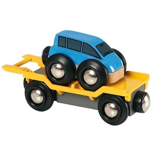 Brio houten speelgoed autotransporter met een blauwe auto erop.