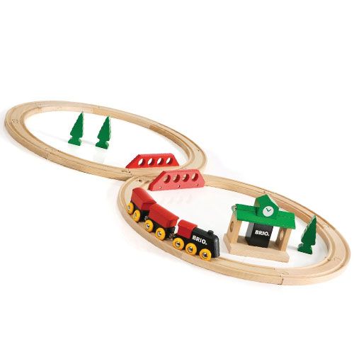 Brio houten treinset met rode trein, station, brug en bomen op een witte achtergrond.