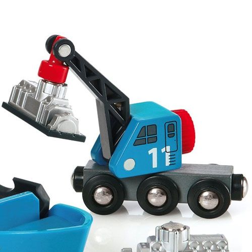 Detail van de blauwe Brio kraanwagen met nummer 1 die een zilveren container optilt.