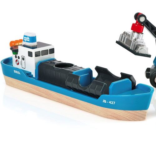 Detail van het blauwe Brio houten containerschip met zwarte containers.