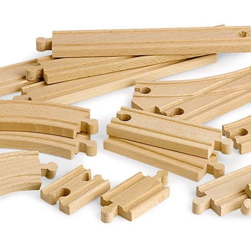 Detail van Brio houten treinrails stukken, waaronder rechte en gebogen sporen.