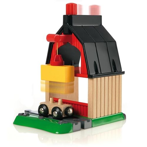 Detail van de Brio houten schuur met beweegbare kraan en een klein houten wagonnetje.