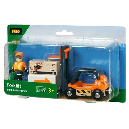 De verpakking van de Brio speelgoedvorkheftruck set, met de oranje heftruck, houten kist, witte container en speelfiguur zichtbaar.