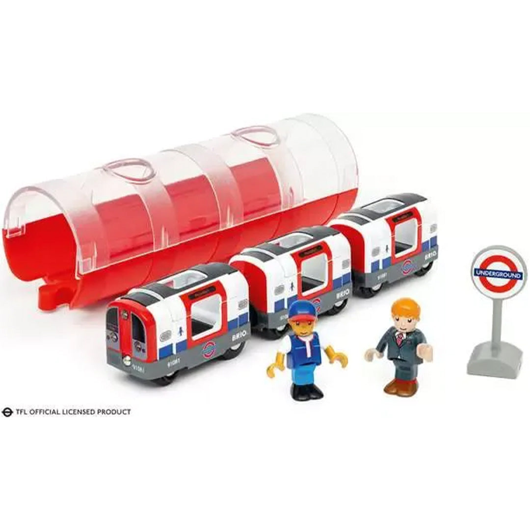 Brio London Underground speelgoedtreinset met drie wagons, twee figuren, een tunnel en een bord.