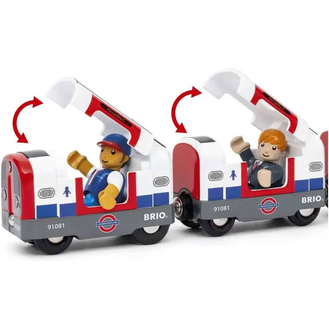 Detailfoto van twee Brio London Underground treinwagons met open daken en figuren erin.