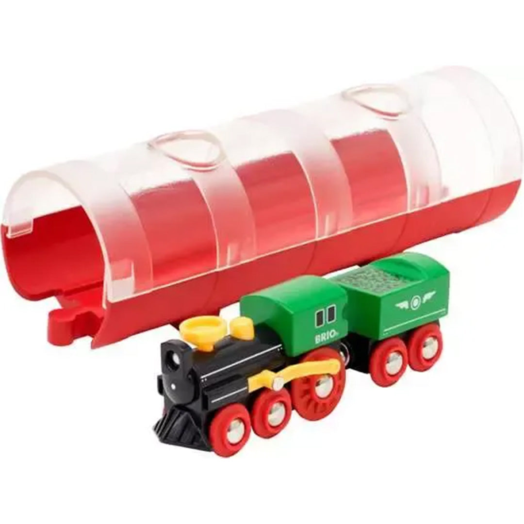 Brio houten stoomtrein met groene wagon en een rode tunnel met transparante bovenkant.