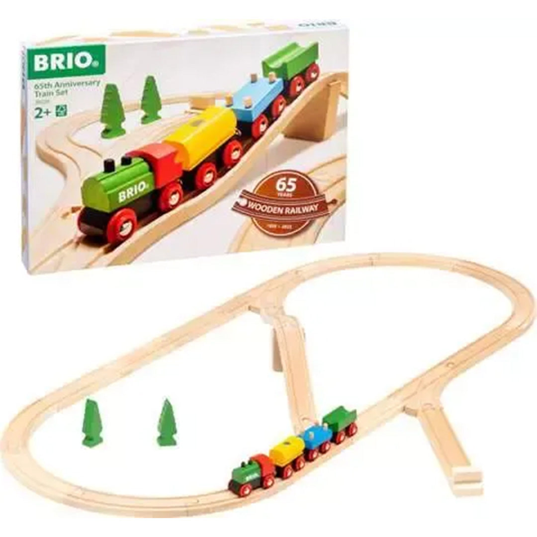 Brio houten treinbaan met trein en bomen, naast de productverpakking van de 65th Anniversary Train Set.
