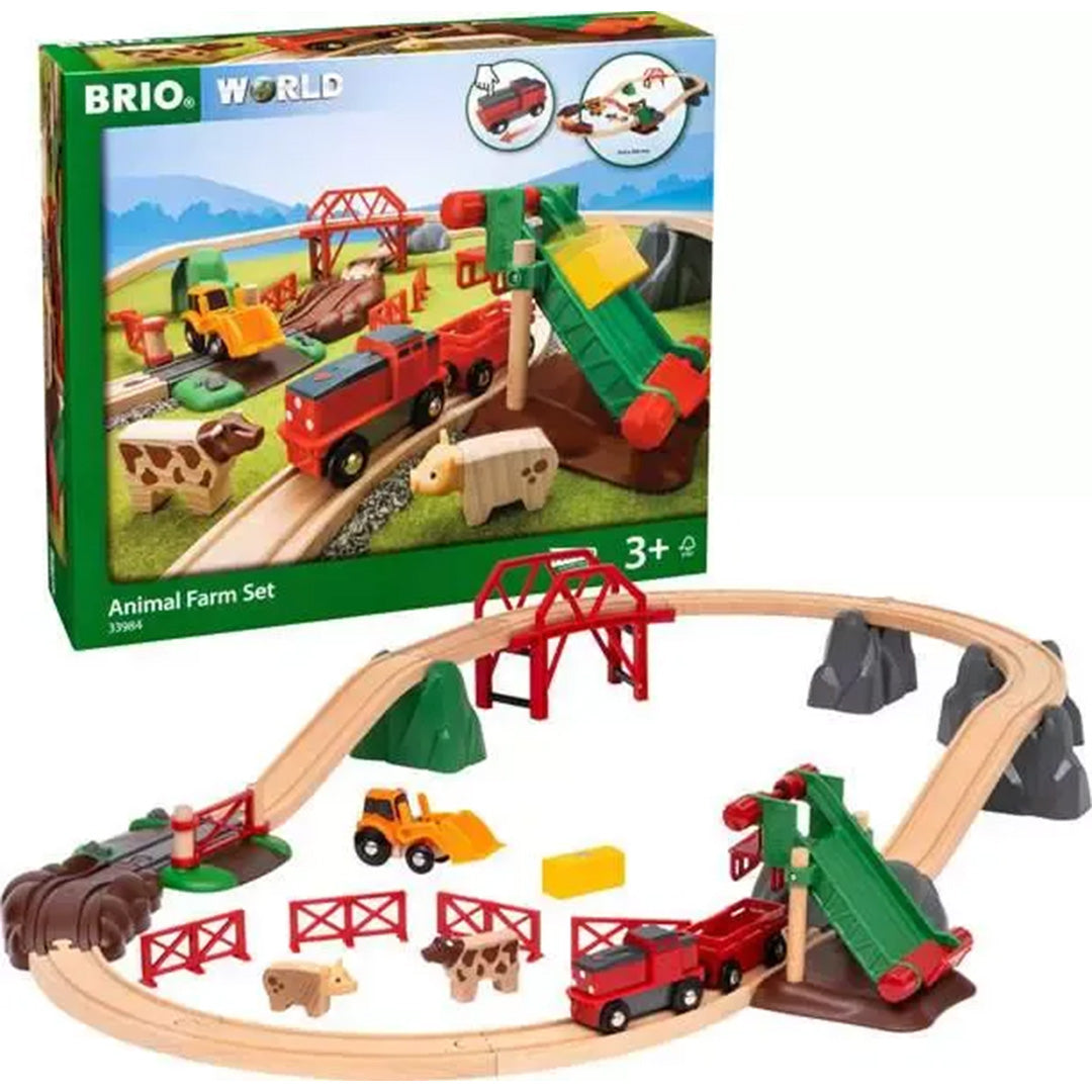 De verpakking van de Brio Animal Farm Set naast de complete houten treinbaan boerderijset.