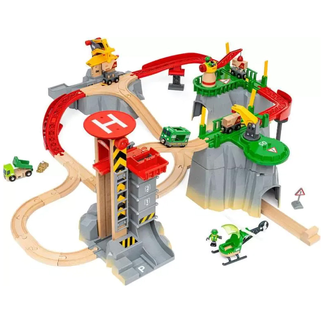 Brio speelgoedtreinset goederenberg vanuit een andere hoek, met helikopterplatform en lift.