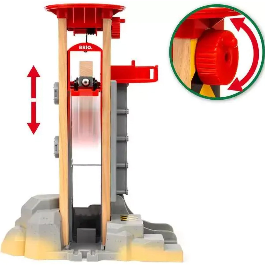Detail van de Brio speelgoedtreinset met het liftmechanisme dat een houten blok omhoog tilt.