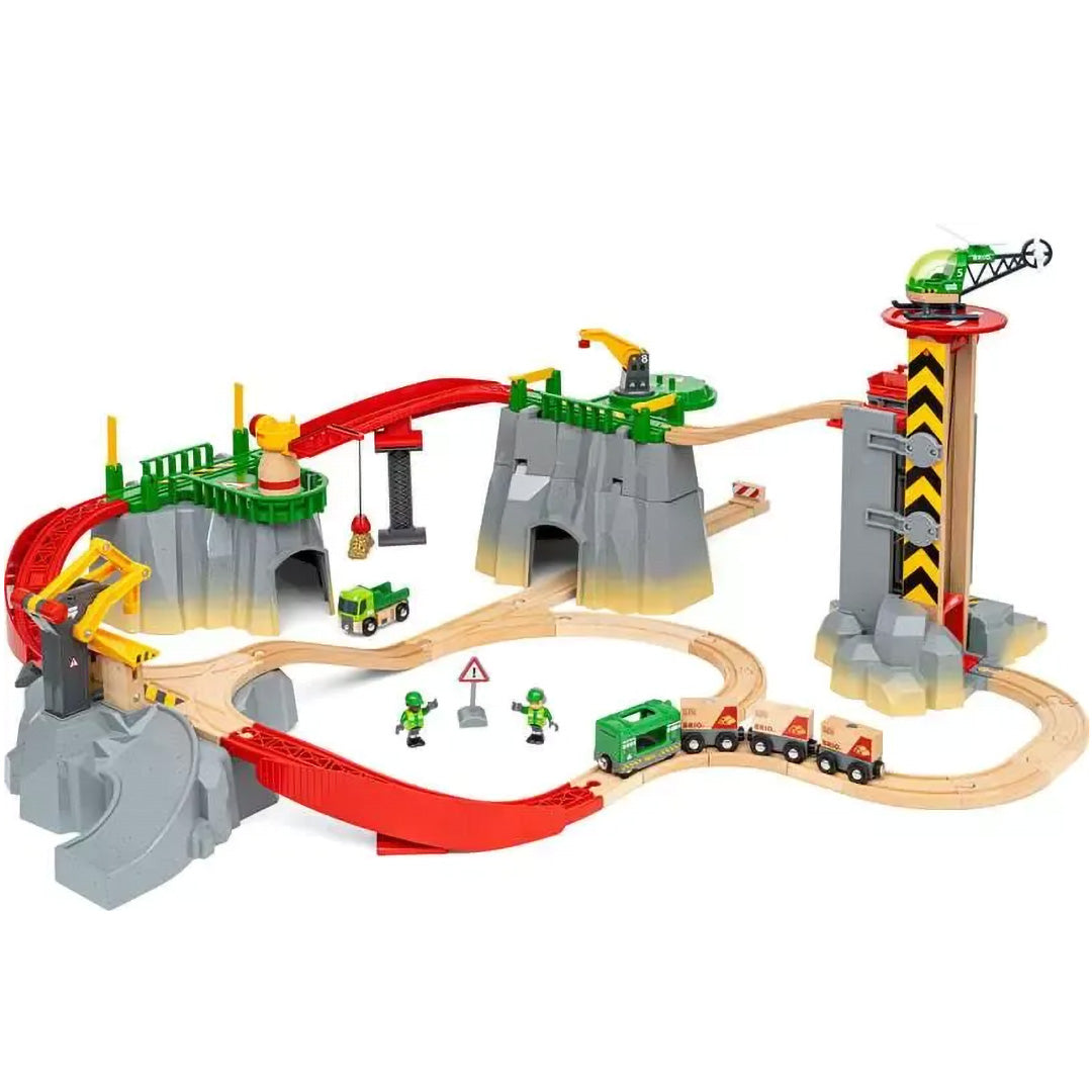 Brio speelgoedtreinset met goederenberg, houten rails, bruggen, kranen en een helikopter.