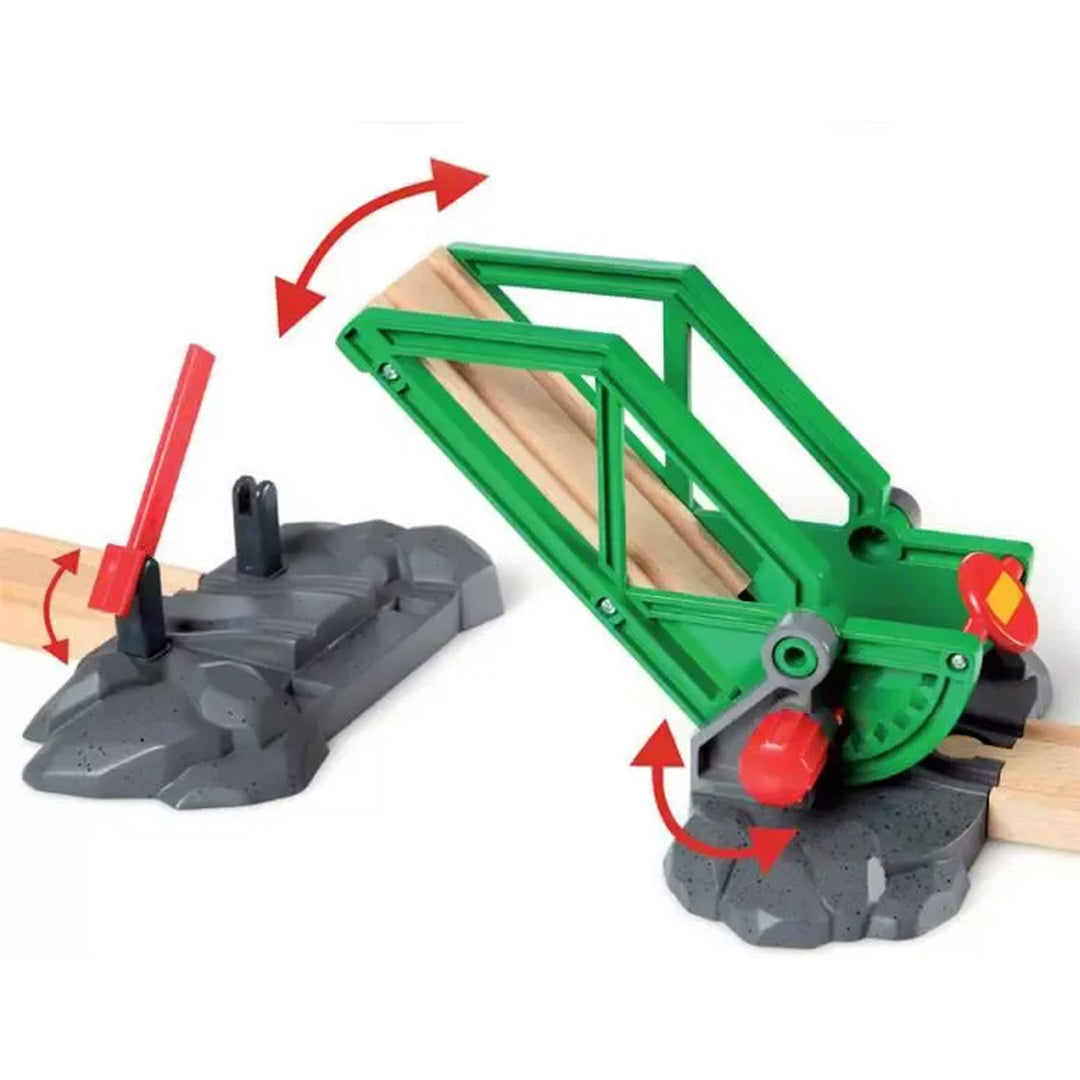 Brio houten speelgoed ophaalbrug in het groen op de treinbaan, met rode pijlen die de openende functie tonen.