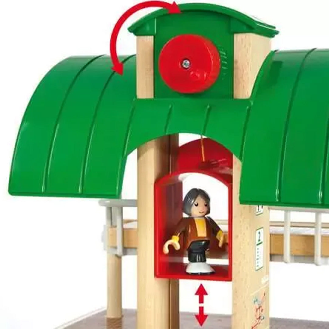 Detail van het Brio treinstation met een figuur in de rode lift.