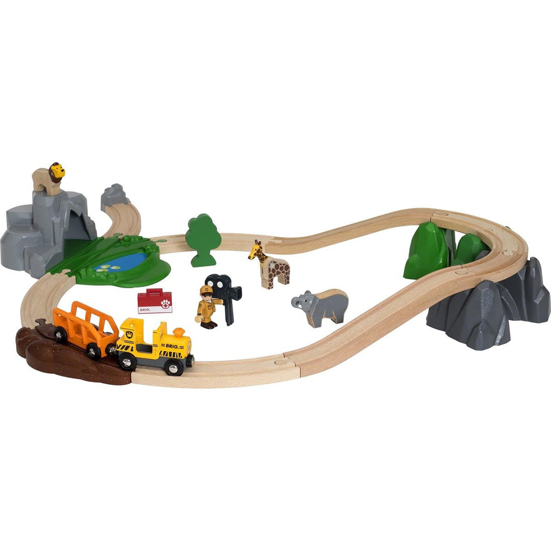 Brio safari treinbaan set met houten spoor, trein, dieren en figuren.