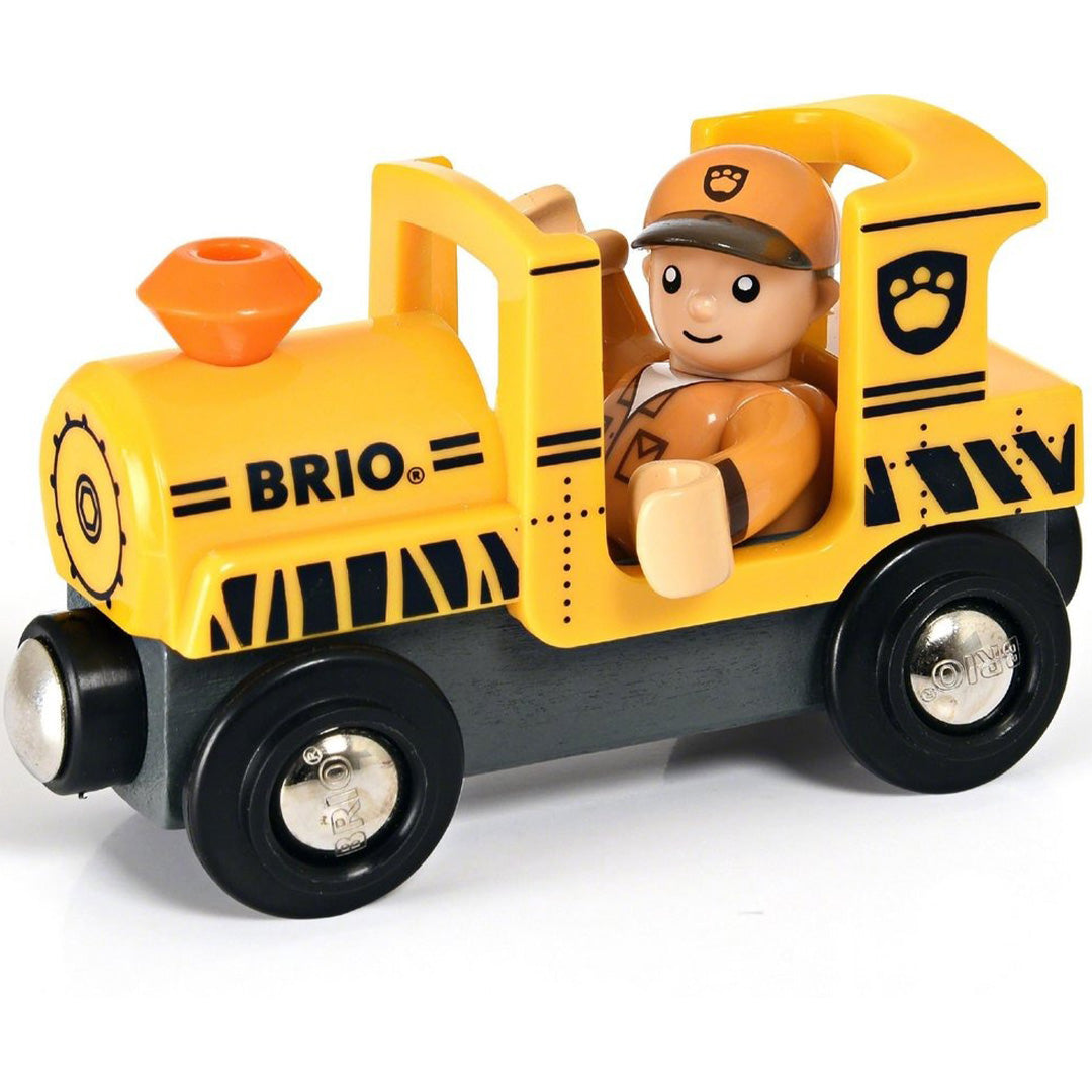 Gele Brio speelgoedtrein met een machinistfiguur en pootafdrukken.