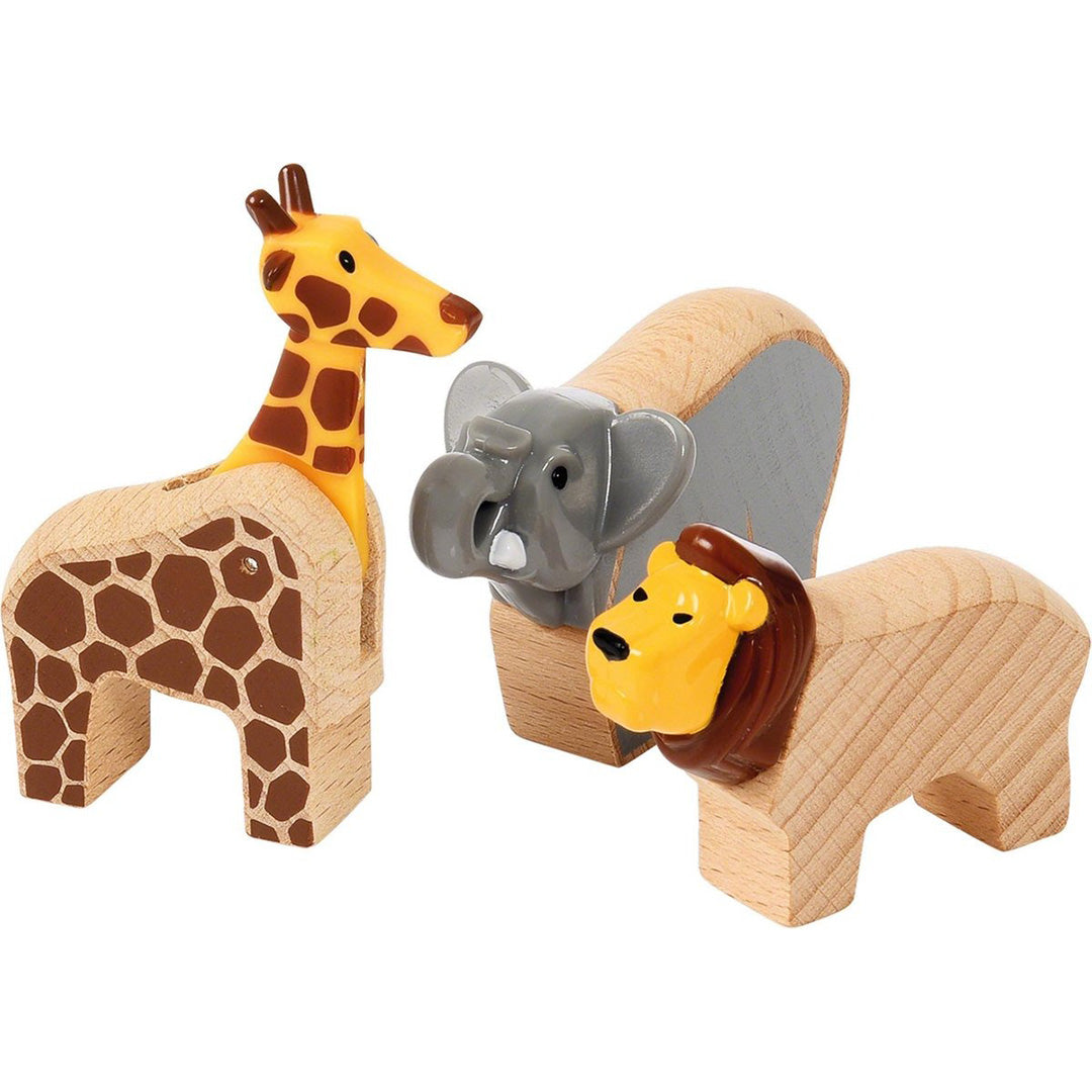 Drie houten safari speelgoeddieren: een giraffe, een olifant en een leeuw.