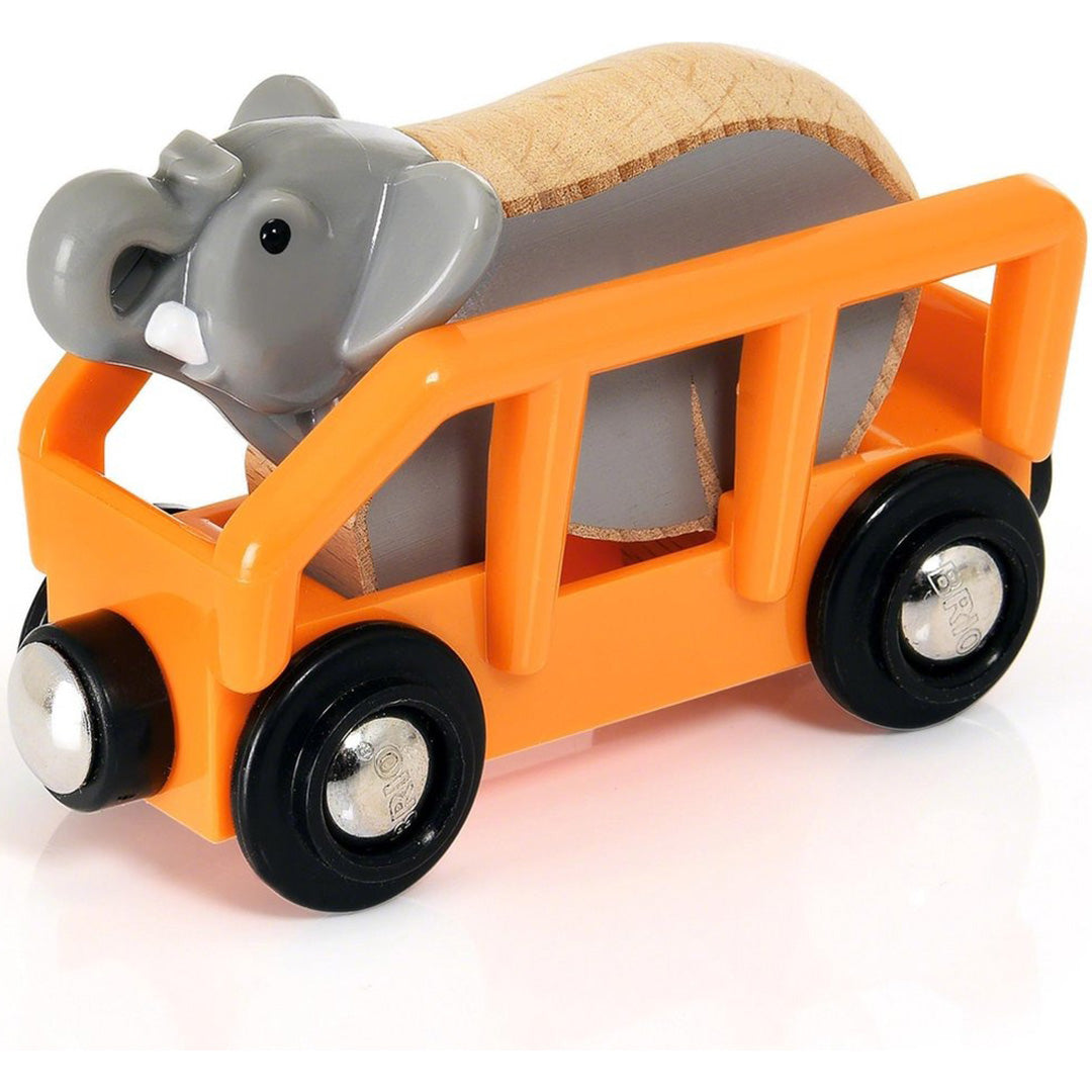 Oranje Brio speelgoedtreinwagon met een houten olifantfiguur.