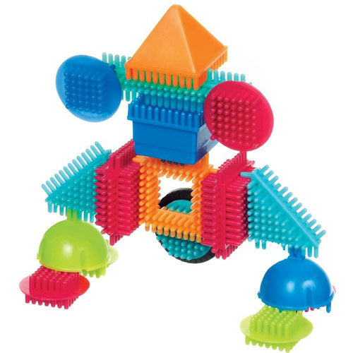 Een kleurrijk bouwwerk gemaakt van Bristle Blocks, met wielen en spiky onderdelen, schuin van bovenaf gefotografeerd.