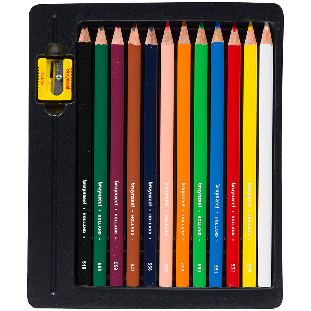 Bruynzeel driehoekige kleurpotloden in 12 verschillende kleuren met puntenslijper in een zwarte tray.
