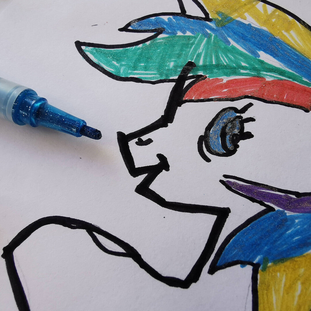 Detail van een blauwe Bruynzeel Kids Glitter viltstift die een eenhoorn kleurt met glittereffect.
