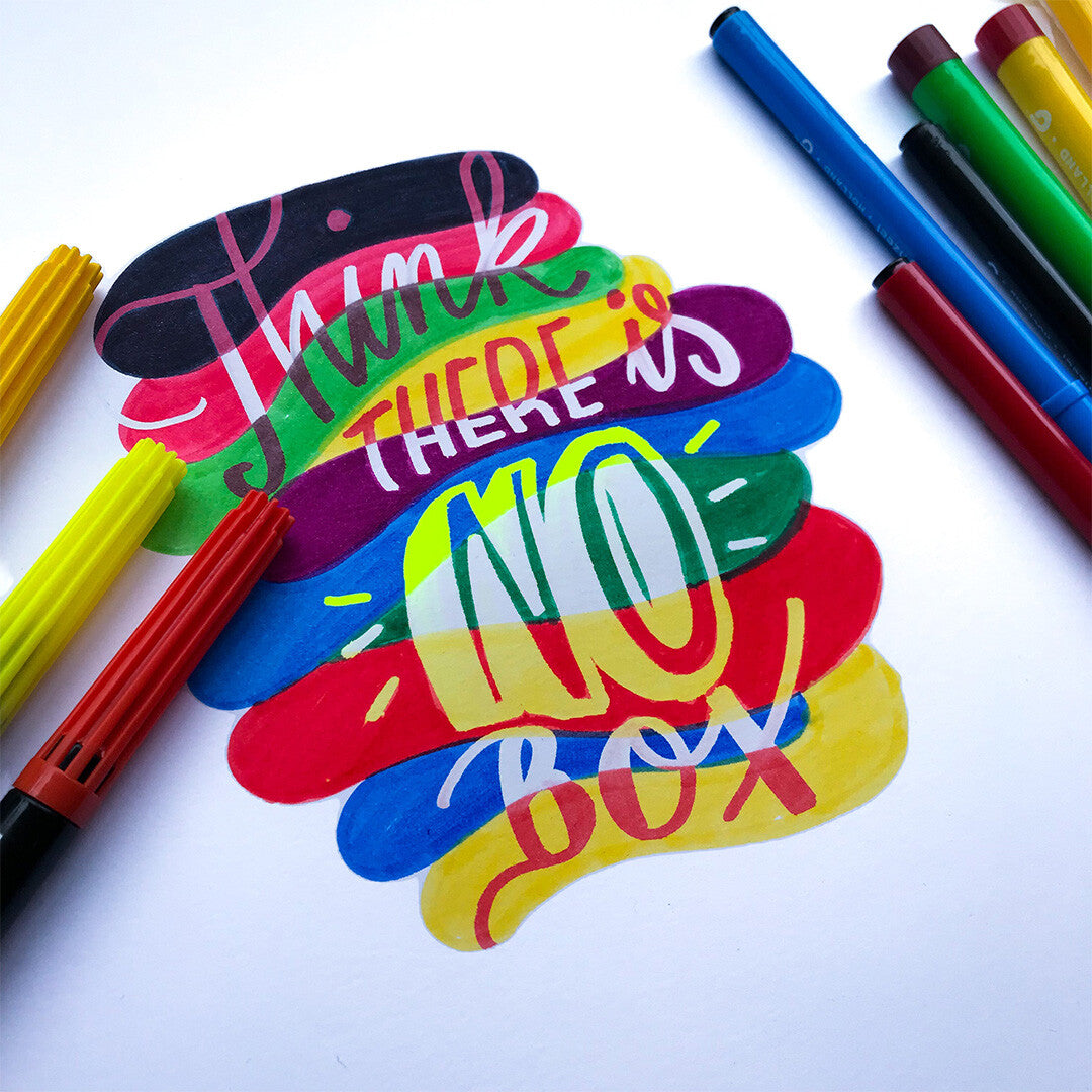 Een kleurrijke tekening gemaakt met bruynzeel viltstiften, met de tekst 'THINK THERE IS NO BOX' en losse stiften ernaast.