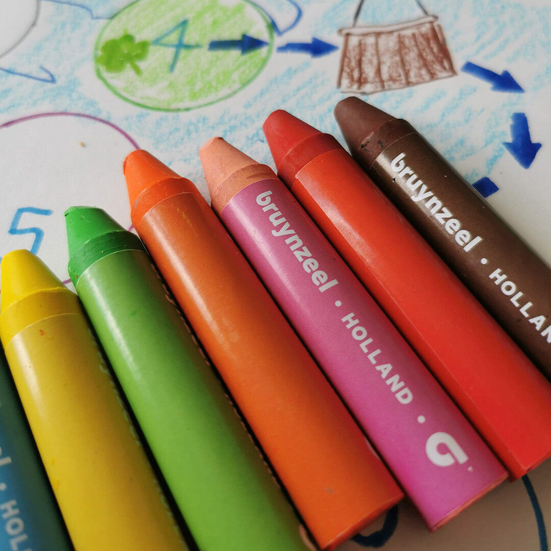 Bruynzeel waskrijt, een close-up van zes gekleurde krijtjes liggend op een tekening.
