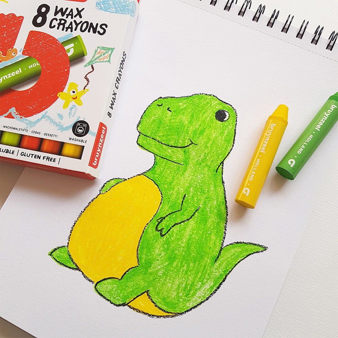 Een tekening van een groene dinosaurus, met daarnaast de Bruynzeel waskrijt verpakking en twee krijtjes.