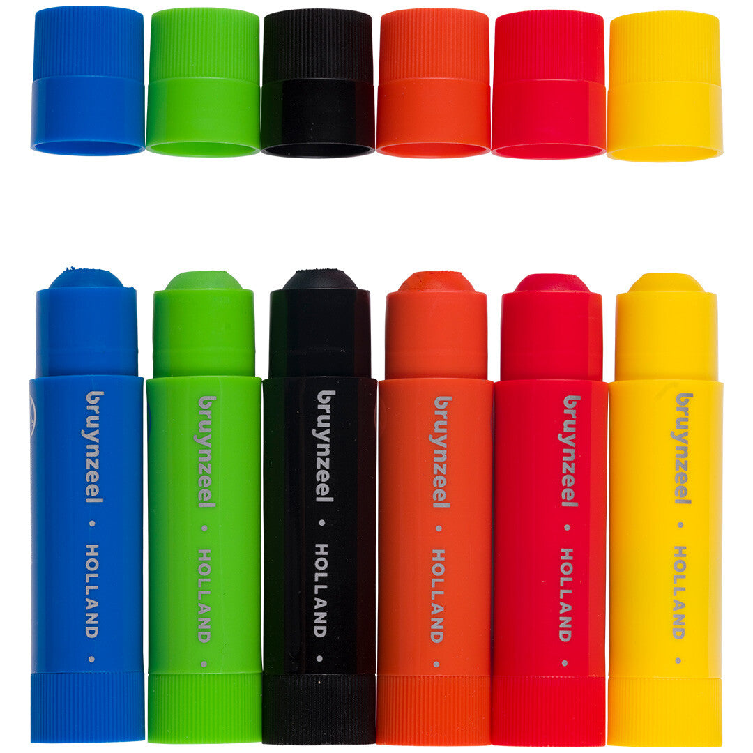 Zes Bruynzeel plakkaatverf stiften in basic kleuren, met de doppen ernaast.