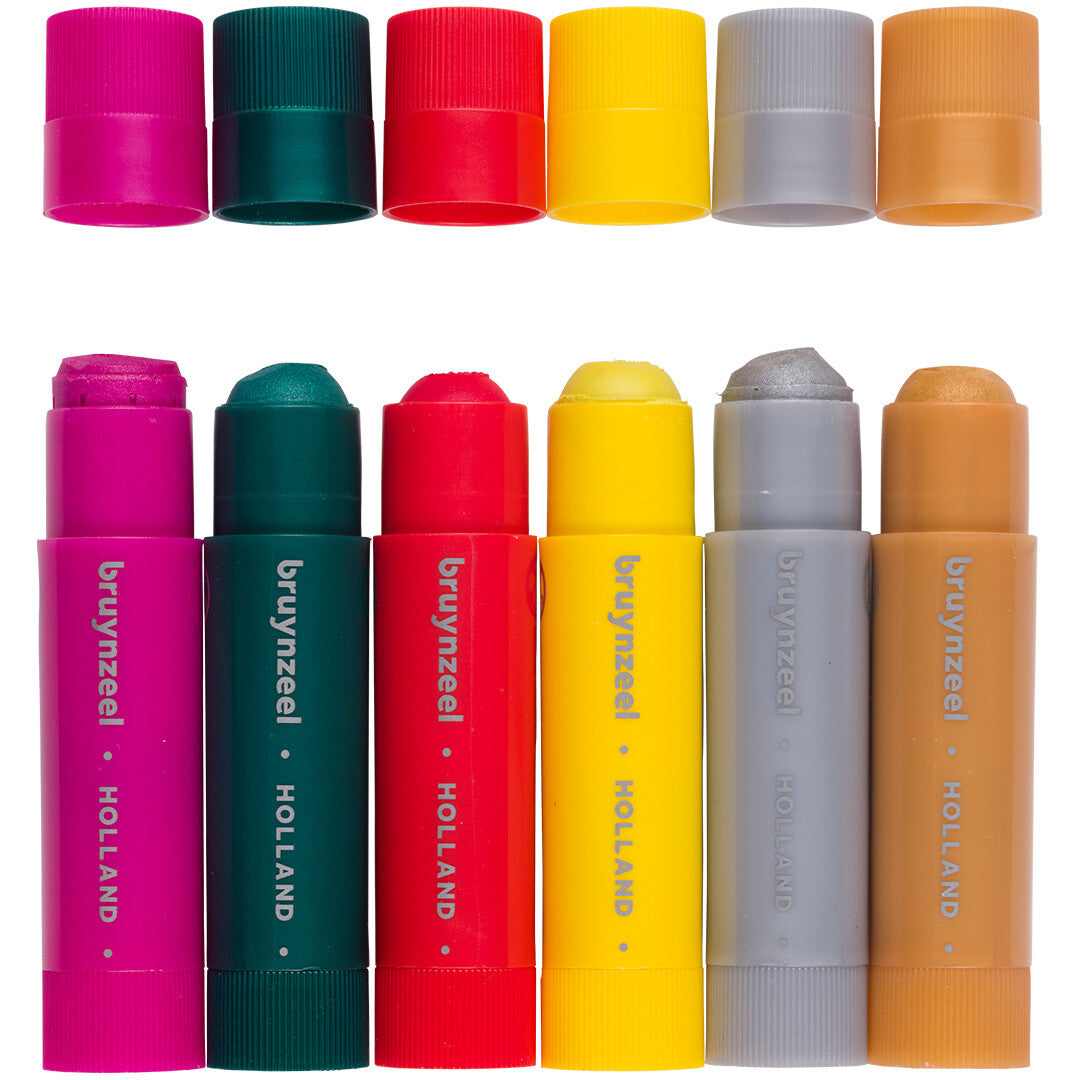 Zes Bruynzeel metallic verfstiften in verschillende kleuren, met de doppen ernaast.
