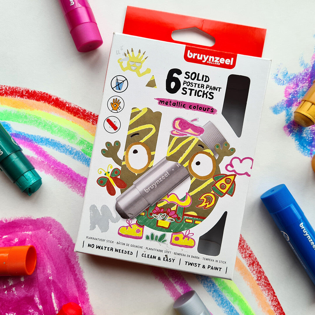 De Bruynzeel verpakking voor zes metallic solid poster paint sticks ligt op een ondergrond met kleurrijke tekeningen en losse stiften.