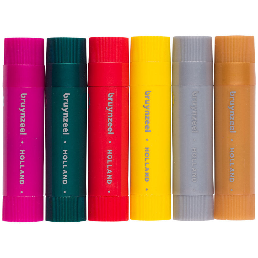 Zes Bruynzeel metallic verfstiften in verschillende kleuren, met de doppen erop.